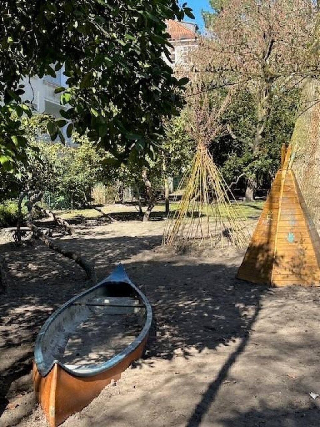 Spielplatz mit Kanu und Tipi der AWO Kita Haynspark.