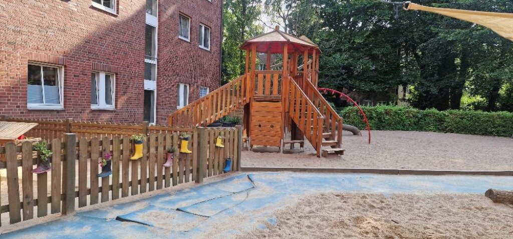 Außengelände mit Klettergerüst der AWO Hamburg in der KIta Auenstraße.