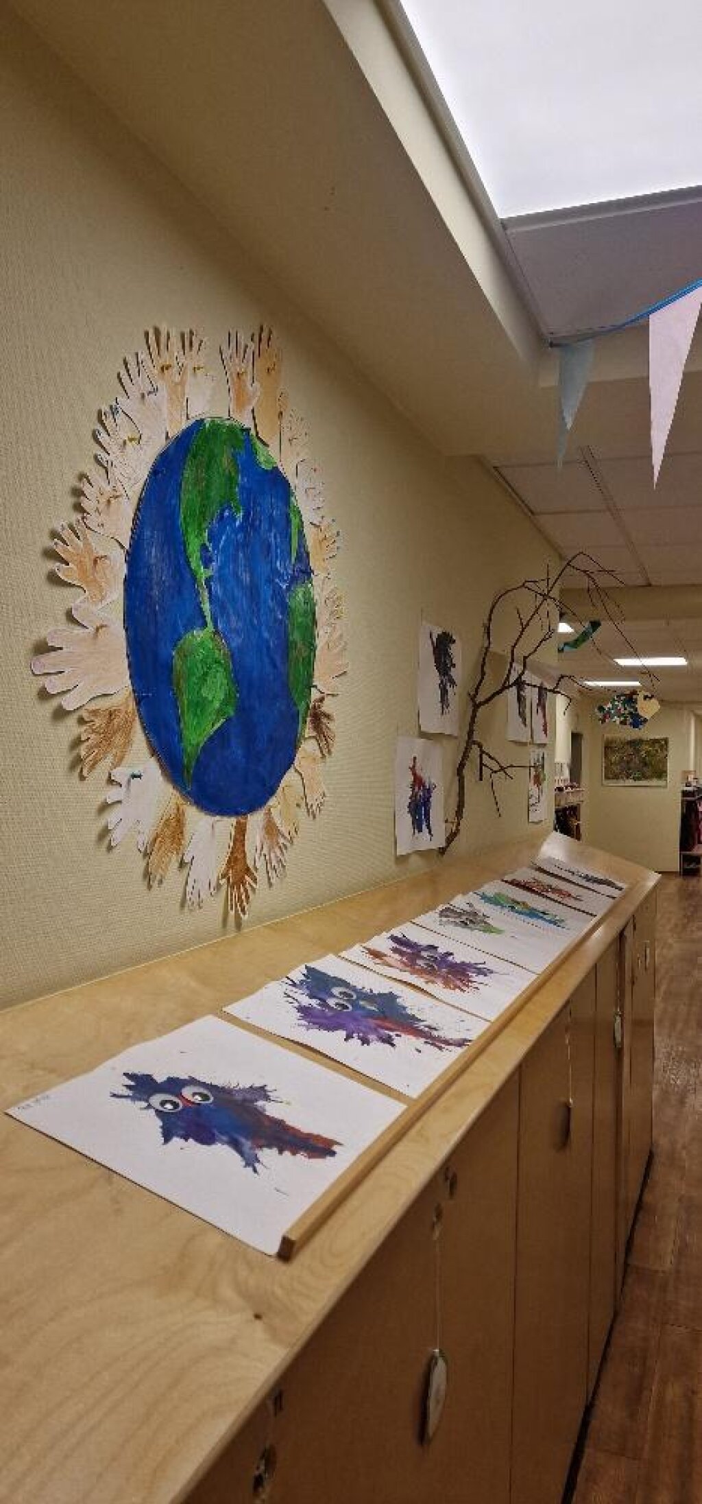 Flurbereich mit Kinder Kunstwerken der AWO Hamburg in der AWO Kita Auenstraße in dem Stadtteil Eilbek.