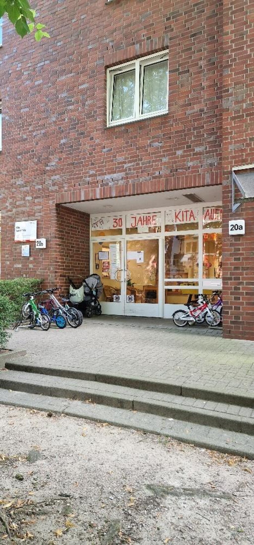 Die KIta Auenstraße der AWO Hamburg, Hausansicht Fronteingang.