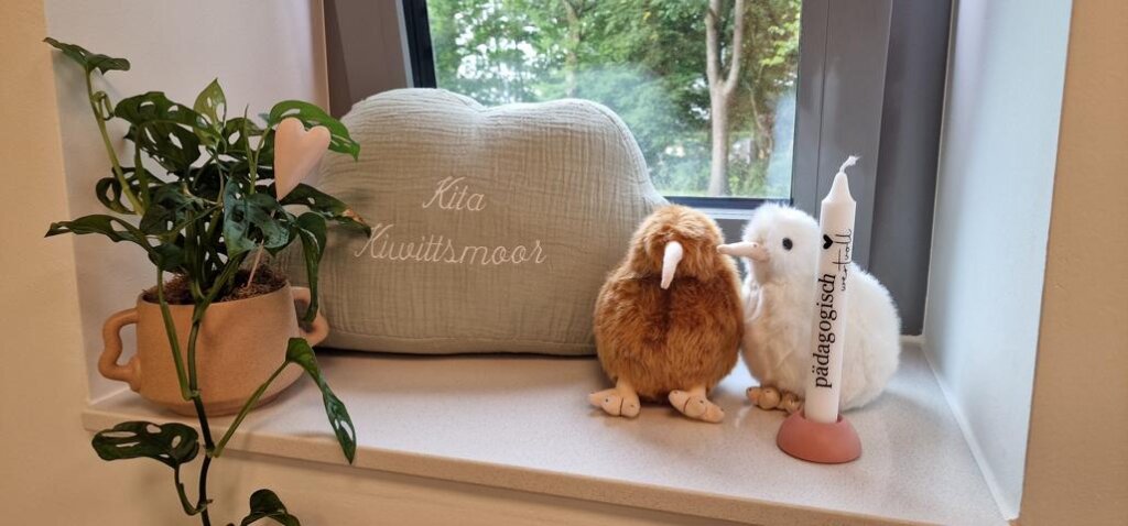 Deko im Fenster 2 Kiwis mit Pflanze der Kita Kiwittsmoor.