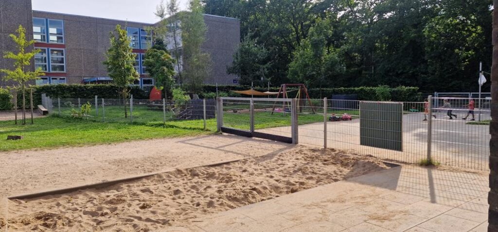 Kita Kielkoppelstraße in Rahlstedt Außenbereich mit Sandkasten.