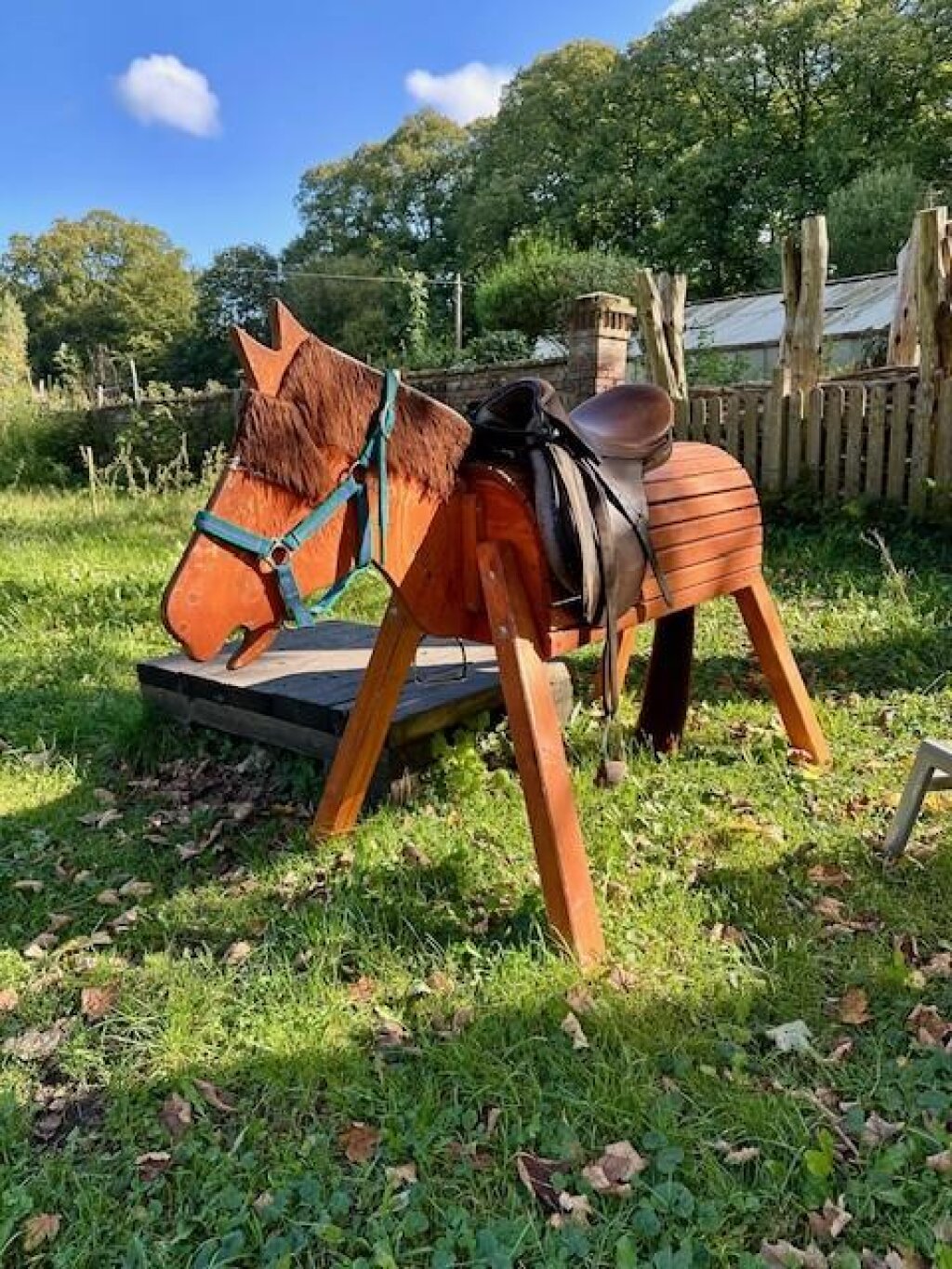 Holzpferd im Garten der Kita Hohenbuchen in Hamburg.