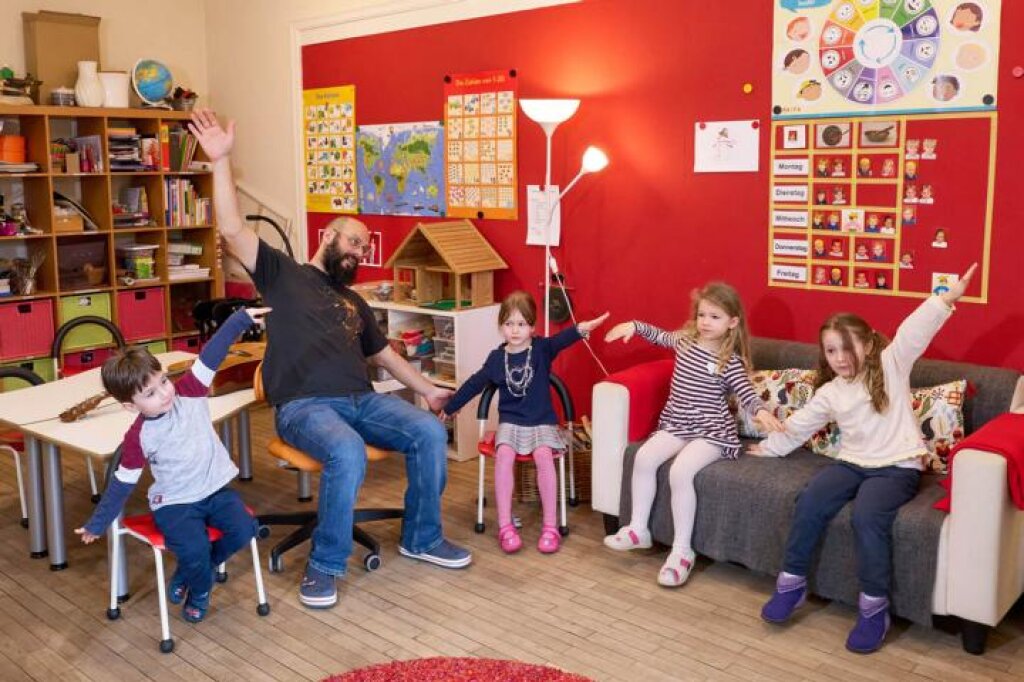 Kinder spielen im Gruppenraum der Kita Hohenbuchen der AWO Hamburg.