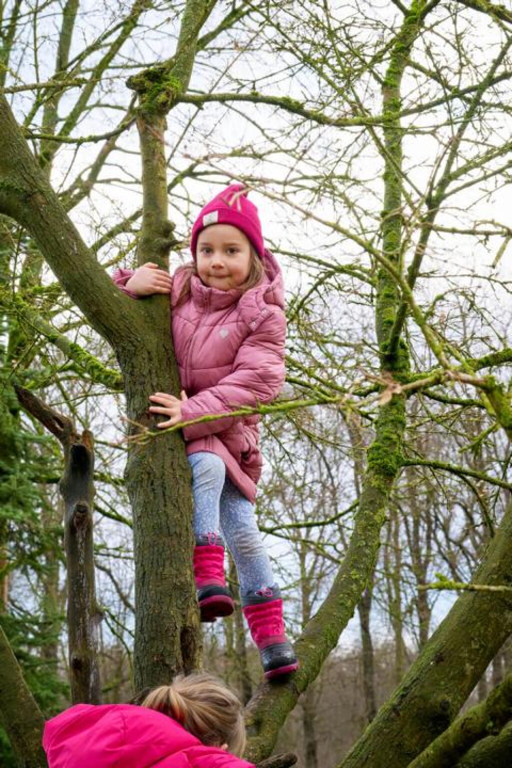 AWO Hamburg Kita Hohenbuchen, zusehen Kind klettert im Außenbereich.
