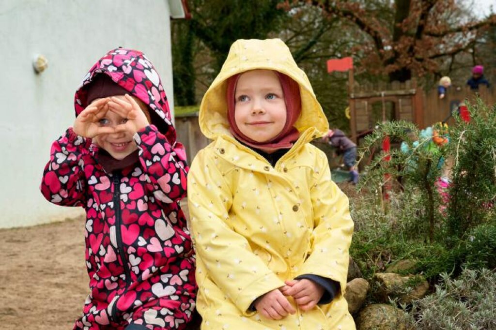 Kinder im Außenbereich der Kita Hohenbuchen.
