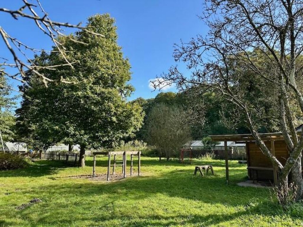 Außengelände mit Klettermöglichkeit der Kita Hohenbuchen der AWO Hamburg.