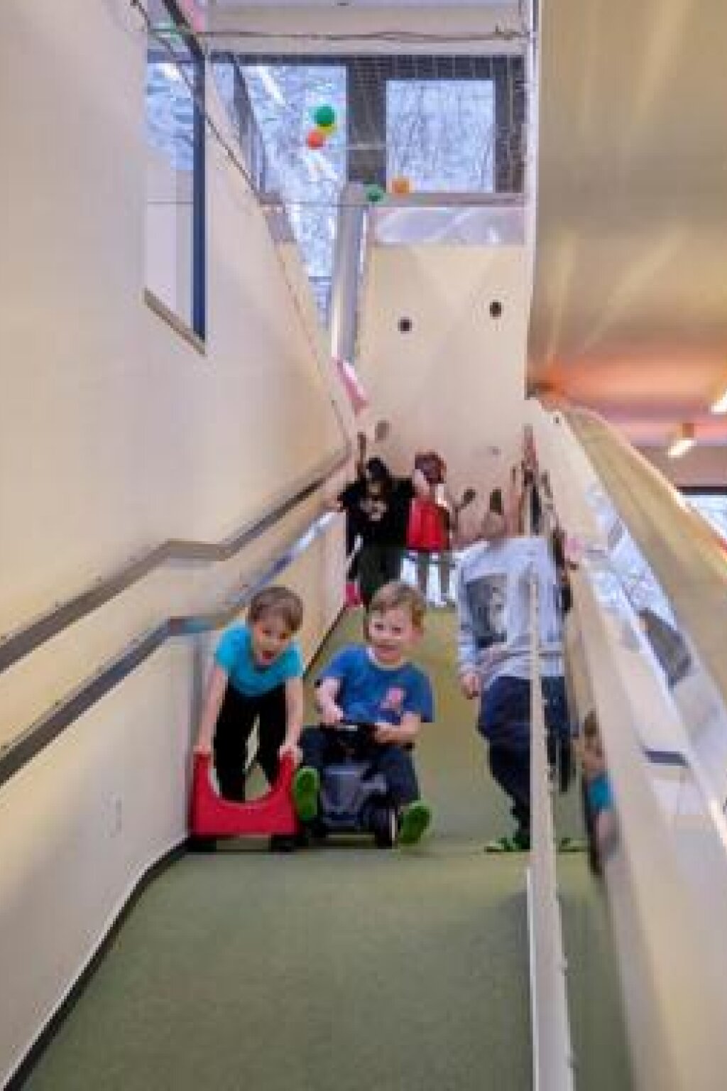 Kinder spielen im Flurbereich der AWO Kita Huulkamp in Lehmsal.