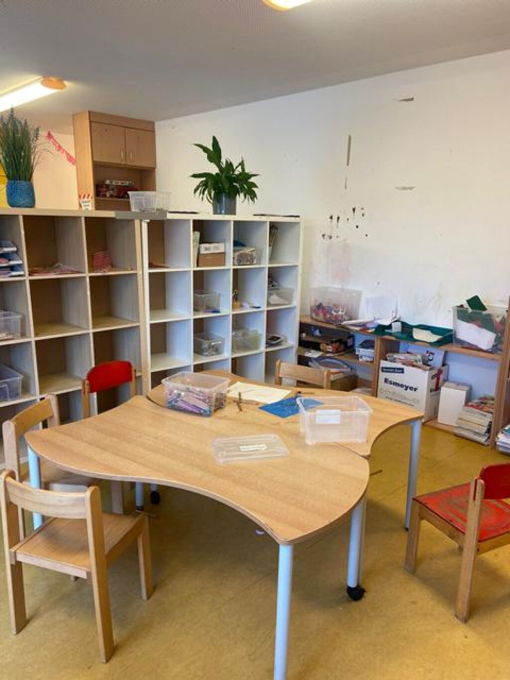 Atelier der AWO Kita Am Inselpark mit Mal-Und Bastelutensilien.