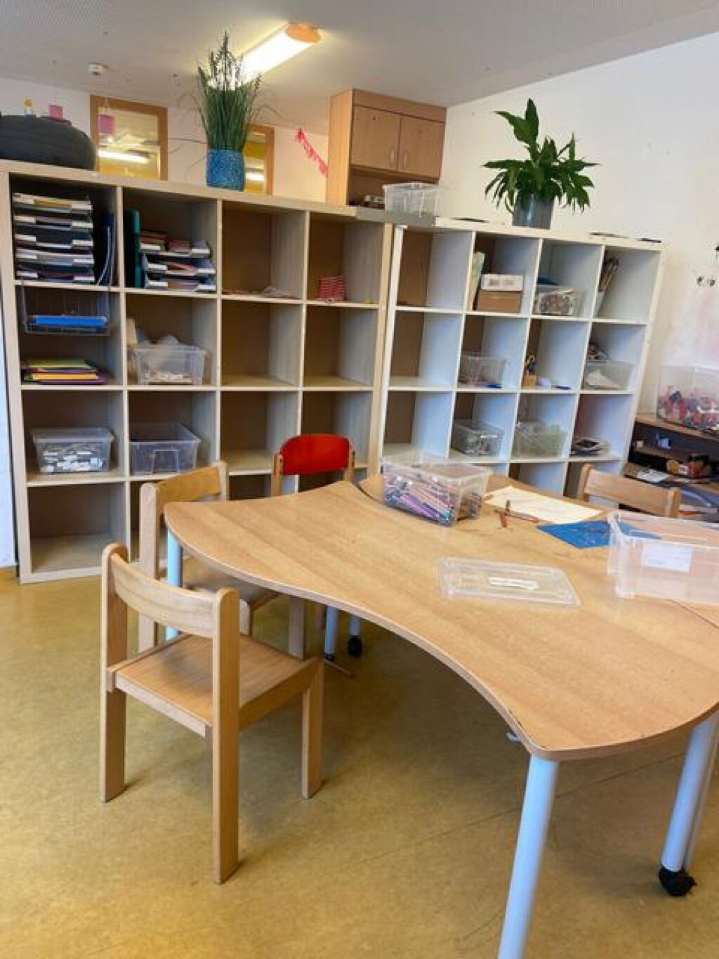 Atelier der Kita Am Inselpark mit Mal-Und Bastelutensilien.