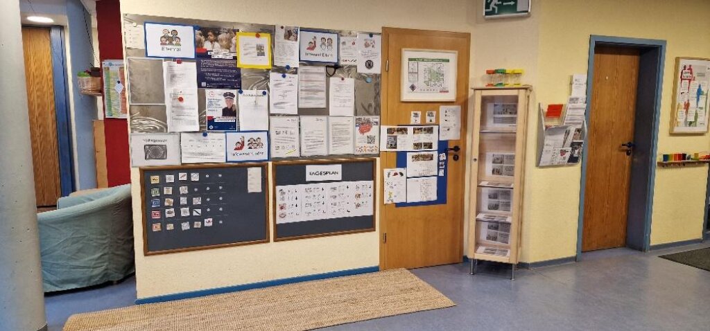 Büroeingang und Informationstafeln der AWO Kita Johanna-Kirchner-Haus.