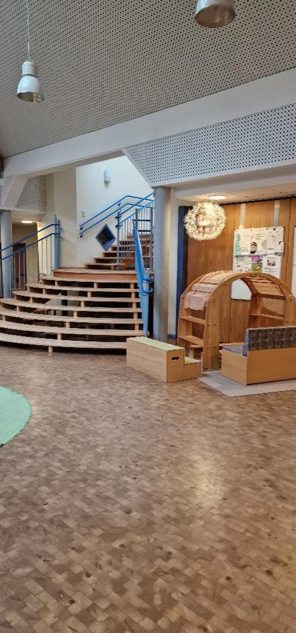 AWO Hamburg Hallenbereich mit Treppenaufgang der Kita Johanna-Kirchner-Haus.