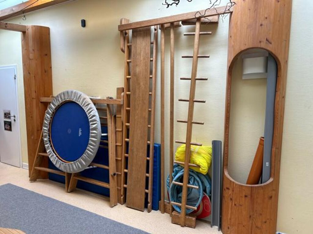 AWO Hamburg in der Kita Morgenröte Bewegungsraum mit Trampolin.