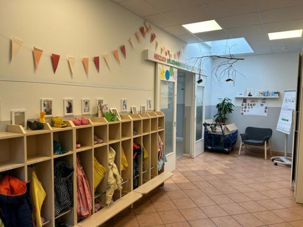 Flurbereich mit Garderoben der AWO Hamburg Kita Morgenröte.