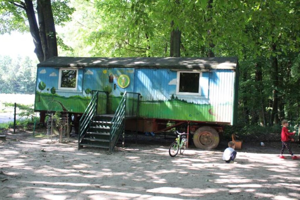 Bauwagen im Wald der Waldkita Harburg der AWO Hamburg.