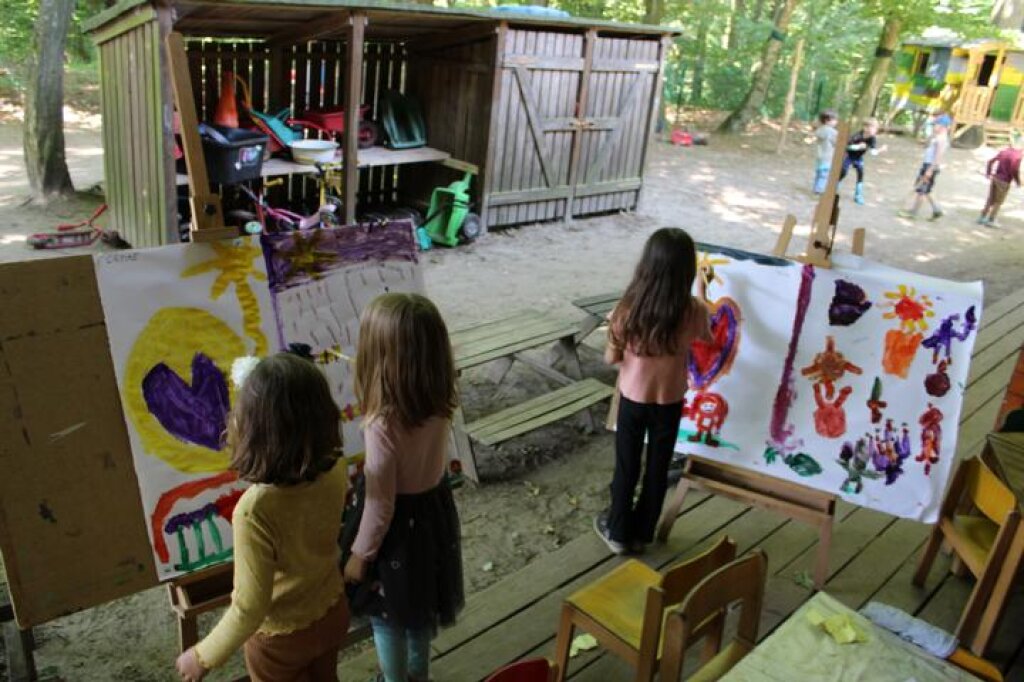 AWO Waldkita Harburg Kinder malen im Außenbereich.