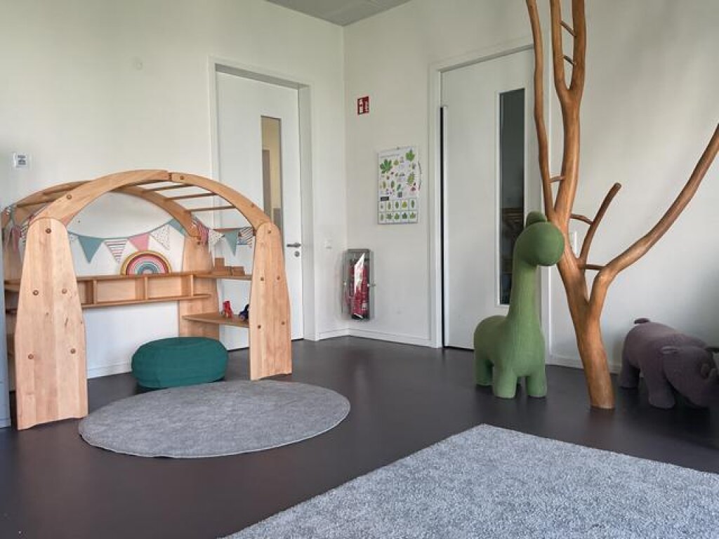 Gruppenraum mit Klettermöglichkeiten der AWO Kita Am Weißenberge in Ohlsdorf.