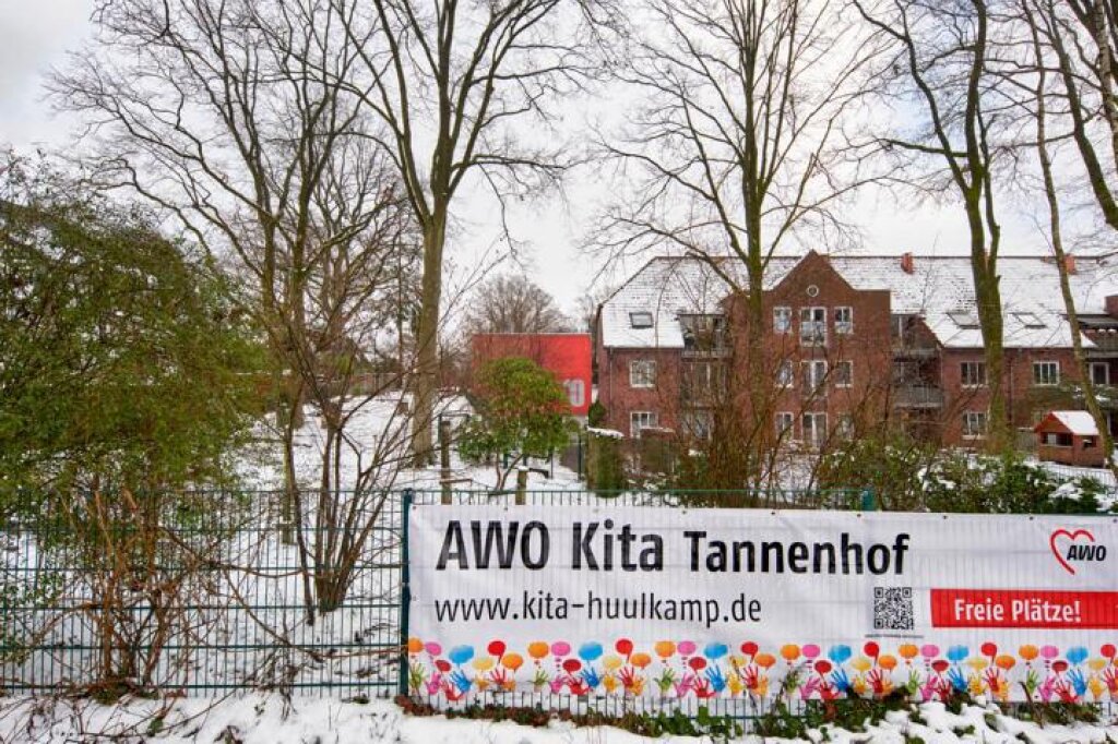 Das Gebäude der AWO Kindertagesstätte Am Tannenhof in Lehmsal von außen fotografiert.