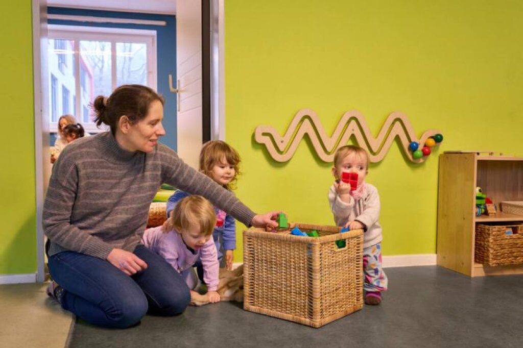 AWO Kita Am Tannenhof Krippenkinder im Gruppenbereich.