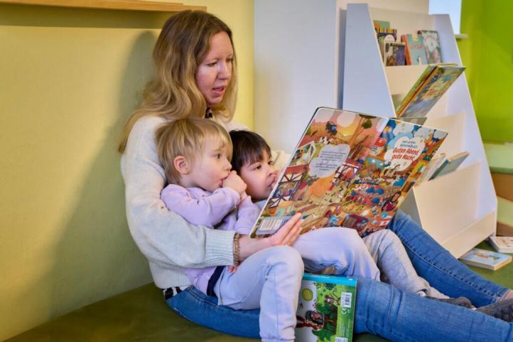 AWO KIta Am Tannenhof Lesestunde mit Erzieherin und Kindern.