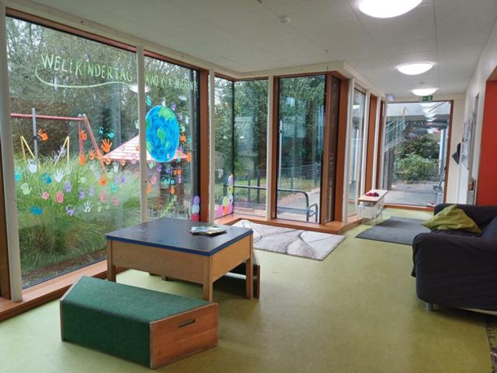 Gruppenraum mit Sofa der Kita Tigerente.