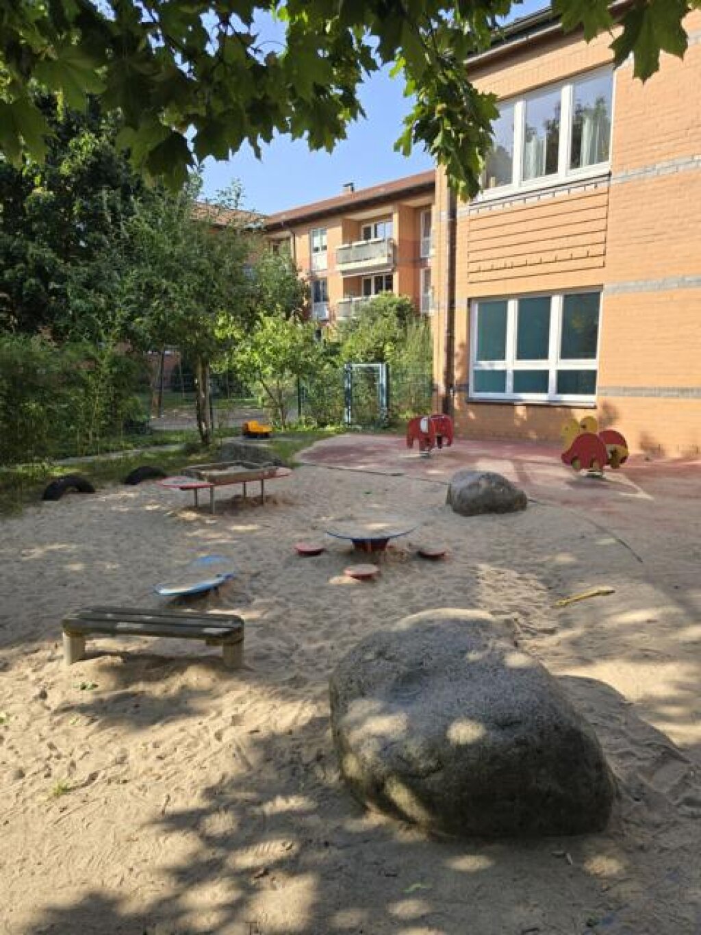 Außenbereich Krippengruppe mit Wippen der Kita Von-Halem-Straße der AWO Hamburg.