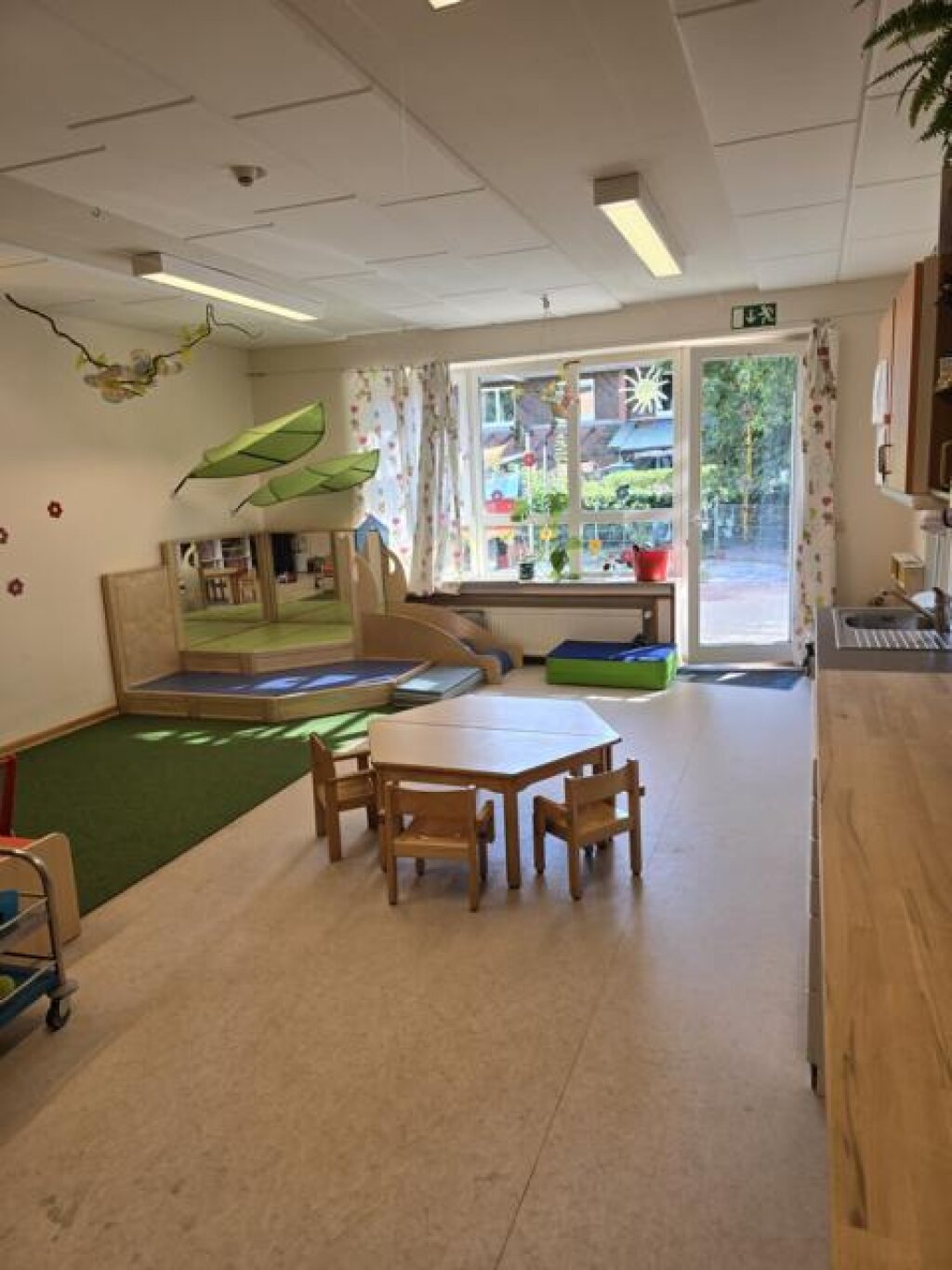 Krippen Gruppenraum mit Hochebene in der Kita Von-Halem-Straße.