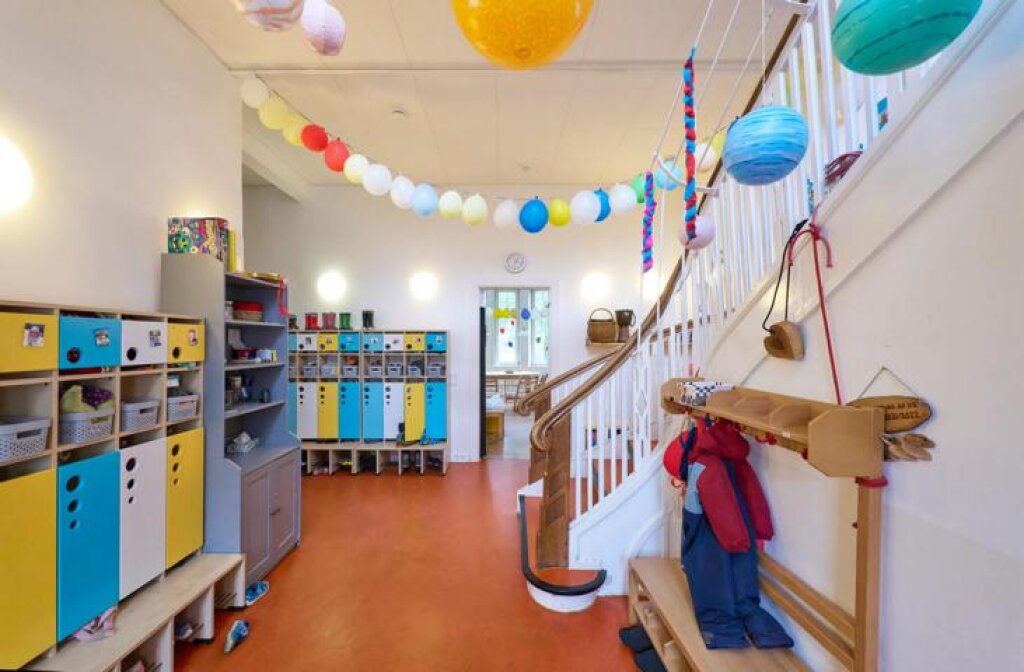Flurbereich mit Garderoben in der Kita Villa Kunterbunt.