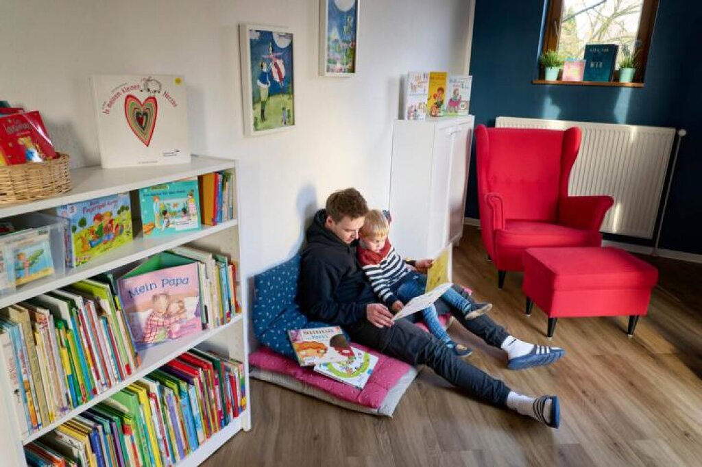 Bücherregal mit Leseecke in der Kita Zauberburg in Schnelsen Hamburg.