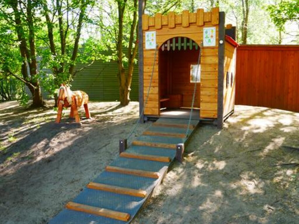 Holzbrücke und Holzturm Zauberburg Kita der AWO.