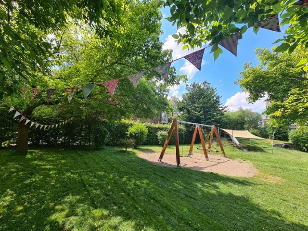 Außenbereich mit Schaukeln der Kita Zauberburg.